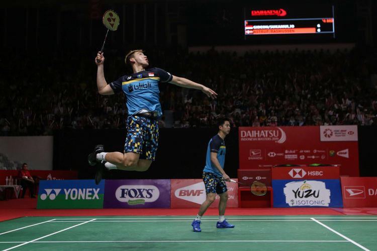 Ganda putra Indonesia, Marcus Fernaldi Gideon dan Kevin Sanjaya Sukamuljo bertanding melawan ganda putra Denmark, Kim Astrup dan Andreas Skaarup Rasmussen pada pertandingan semifinal Daihatsu Indonesia Masters 2019 di Istora Senayan, Jakarta, Sabtu (26/1/2019). Marcus Fernaldi Gideon dan Kevin Sanjaya Sukamuljo melaju ke babak final setelah menang 21-19 dan 21-13.