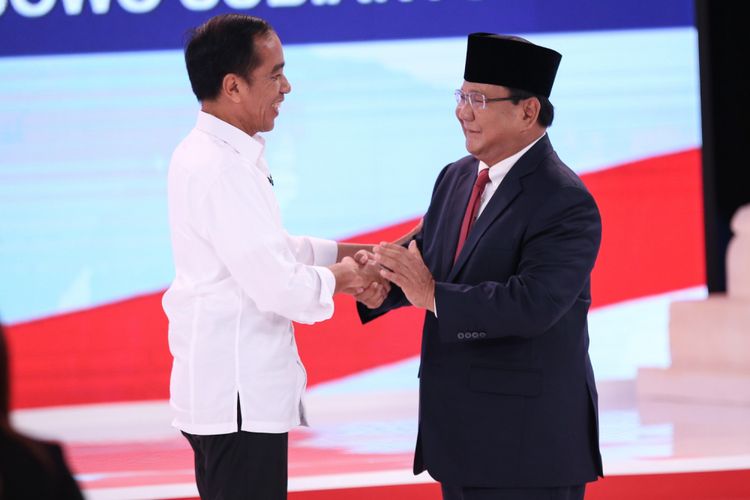 Calon Presiden Nomor Urut 1, Joko Widodo dan no urut 2, Prabowo Subianto bersalaman usai Debat Kedua Calon Presiden, Pemilihan Umum 2019 di Hotel Sultan, Jakarta, Minggu (17/2/2019).