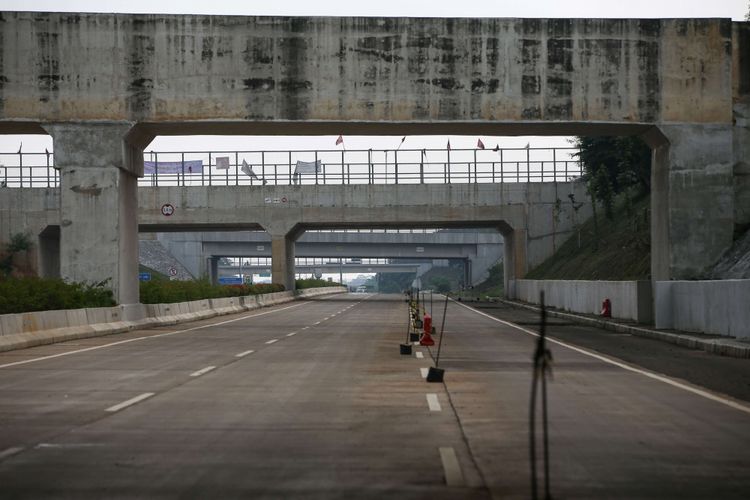 Proyek pembangunan Tol Cijago di wilayah Depok, Tabu (20/2/2019). Proyek tol tersebut menghubungkan Tol Jagorawi menuju Cinere. Hingga kini pembangunan tol di ruas ini sudah mencapai wilayah Kukusan, Depok.