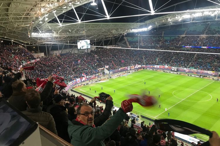 Keriuhan penonton pada pertandingan RB Leipzig vs TSG 1899 Hoffenheim di Red Bull Arena, 25 Februari 2019. 