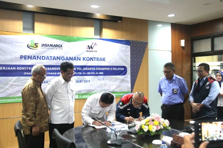 Penandatanganan kontrak pekerjaan konstruksi Tol Jakarta-Cikampek II Selatan.