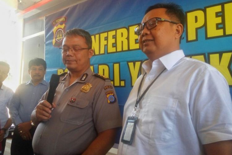 Direktur Direktorat Reserse Kriminal Umum, Polda DIY, Kombes Pol Hadi Utomo (mengenakan baju putih) dan Kabid Humas Polda DIY AKBP Yuliyanto saat jumpa pers terkait tindak pidana yang dilakukan oleh BS, Selasa (26/02/2019).