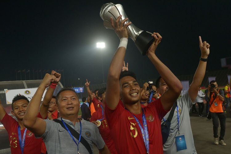 Angkat tinggi piala