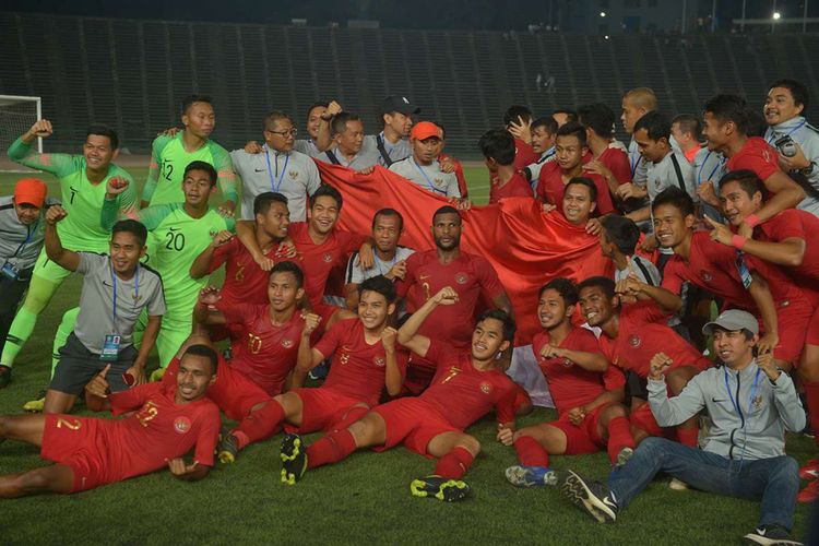 Pemain Timnas U-22 merayakan kemenangan seusai pertandingan final Piala AFF U-22 2019 di Stadion Nasional Olimpiade Phnom Penh, Kamboja, Selasa (26/2/2019). Indonesia menjadi  juara setelah mengalahkan Thailand di babak final dengan skor 2-1.