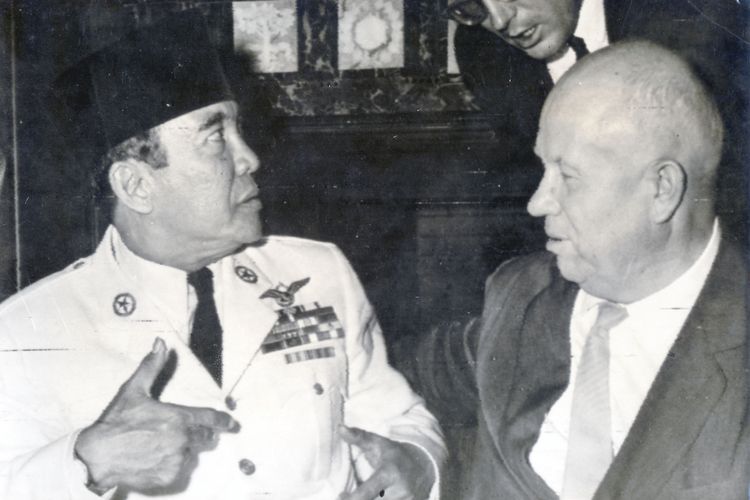 Presiden Indonesia  Sukarno memberi isyarat ketika ia berbicara dengan Perdana Menteri Soviet Nikita Khrushchev melalui seorang penerjemah (belakang) di New York City 