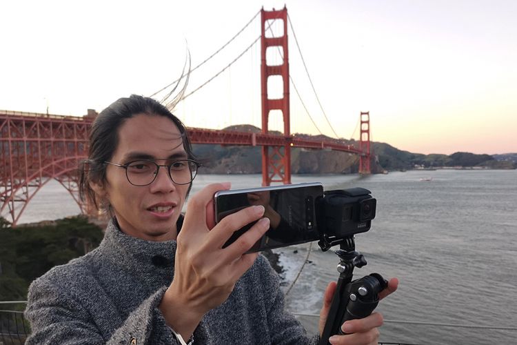 Sutradara film Angga Dwimas Sasongko menjajal Galaxy S10 di area jembatan Golden Gate, San Francisco, Amerika Serikat. 