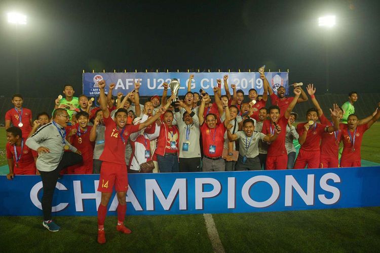 Pelatih Timnas U-22 Indra Sjafri (kedelapan kiri) bersama Menteri Pemuda dan Olah Raga Imam Nahrawi (ketujuh kiri) memegang piala beserta pemain dan Ofisial Timnas Indonesia seusai penganugerahan Piala AFF U-22 2019 di Stadion Nasional Olimpiade Phnom Penh, Kamboja, Selasa (26/2/2019). Indonesia menjadi juara setelah mengalahkan Thaliand dengan skor 2-1.