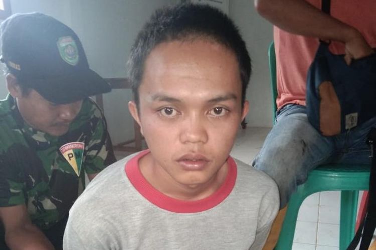 Edian Saputra (23) yang merupakan pelaku pembunuhan ibu kandungnya sendiri, ketika berada di Polsek Pulau Beringin, Kabupaten OKU Selatan, Sumatera Selatan. 