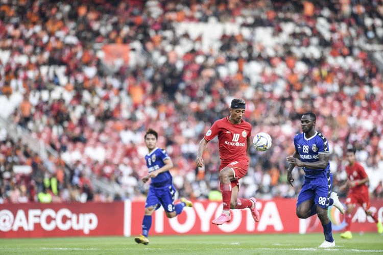 Pesepak bola Persija Jakarta Bruno Matos (tengah) berusaha melewati pesepak bola Becamex Binh Duong Rabo Ali (kiri) pada pertandingan Grup G Piala AFC 2019 di Stadion Utama Gelora Bung Karno, Jakarta, Selasa (26/2/2019). Persija ditahan imbang klub asal Vietnam Becamex Binh Duong dengan skor 0-0. ANTARA FOTO/Hafidz Mubarak A/ama.