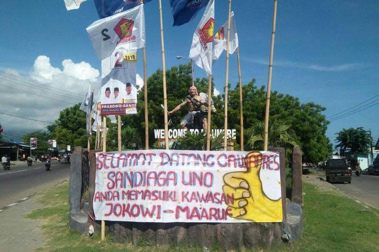 Foto : Spanduk pendukung Jokowi-Maruf menyambut kedatangan Cawapres nomor urut 2 Sandiaga Salahuddin Uno di gerbang kota Maumere. 