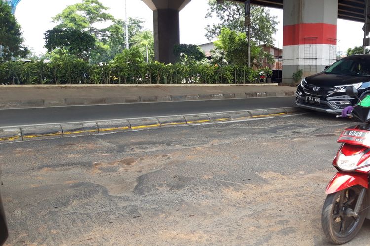 Kondisi jalan yang berlubang dan rusak di Jalan DI Panjaitan, Cipinang Cempedak, Jakarta Timur, Rabu (27/2/2019)