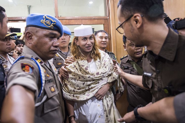 Tersangka kasus dugaan penganiayaan terhadap remaja Bahar bin Smith (tengah) dikawal petugas menuju ruang sidang sebelum menjalani sidang perdana di Pengadilan Negeri Bandung, Jawa Barat, Kamis (28/2/2019). Sidang perdana tersebut beragenda pembacaan dakwaan.