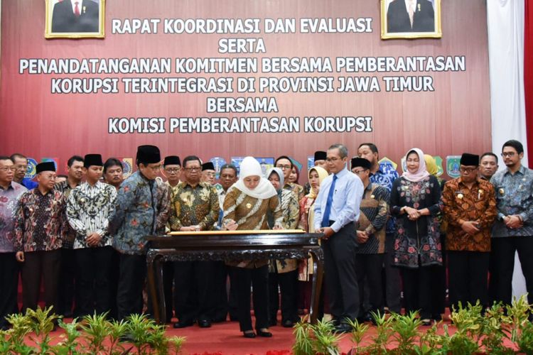 Gubernur Jawa Timur Khofifah Indar Parawansa bersama 38 kepala daerah menandatangani komitmen bersama pemberantasan korupsi terintegrasi di Jawa Timur bersama KPK di Gedung Negara Grahadi, Kamis (28/2/2019). 