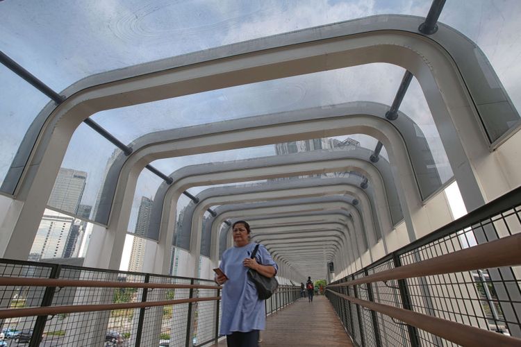 Revitalisasi Jembatan Penyeberangan Orang Bundaran Senayan di Jalan Jenderal Sudirman, Jakarta Pusat, Kamis (28/2/2019). Tiga jembatan penyeberangan orang ( JPO) di Jalan Jenderal Sudirman, Jakarta Pusat hari ini sudah mulai bisa digunakan.