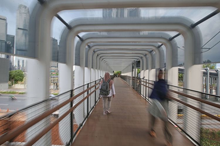 Revitalisasi Jembatan Penyeberangan Orang Bundaran Senayan di Jalan Jenderal Sudirman, Jakarta Pusat, Kamis (28/2/2019). Tiga jembatan penyeberangan orang ( JPO) di Jalan Jenderal Sudirman, Jakarta Pusat hari ini sudah mulai bisa digunakan.