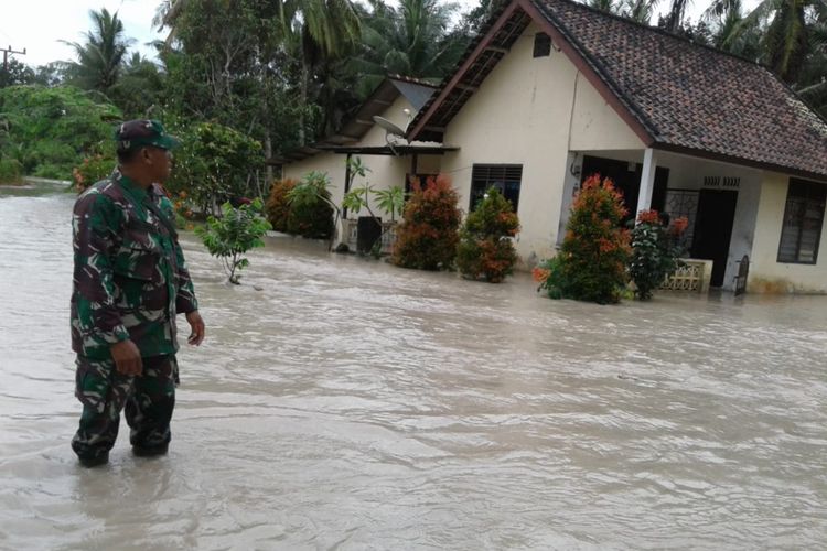 Puluhan rumah warga di Desa Kayu Besi dan Desa Deniang Kabupaten Bangka, Kepulauan Bangka Belitung terendam banjir, Kamis (28/2/2019). 