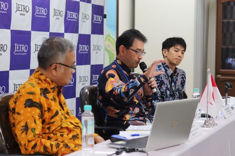 President Director JETRO Keishi Suzuki (tengah) membacakan Laporan Tahunan JETRO, Rabu (27/2/2019).
