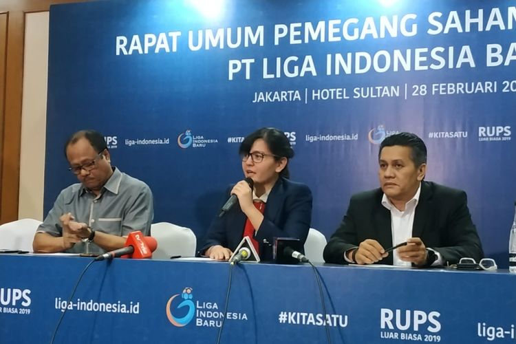 Sekretaris Jenderal PSSI Ratu Tisha Destria (tengah) berbicara pada konferensi pers Rapat Umum Pemegang Saham Luar Biasa PT Liga Indonesia Baru, di Hotel Sultan, Jakarta, Kamis (28/2/2019).