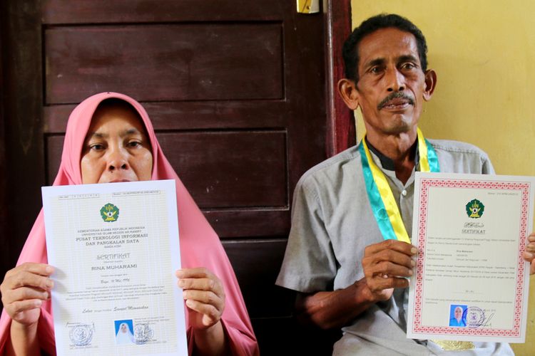 Nurbayaini (50) dan Bukhari (50), orang tua almarhumah Rina Muharami mahasiswi UIN yang diwakili ayahnya saat mengikuti Wisuda di gedung Auditorium Ali Hasyimi, UIN Ar’Raniry Banda Aceh, Rabu (27/02/2018).