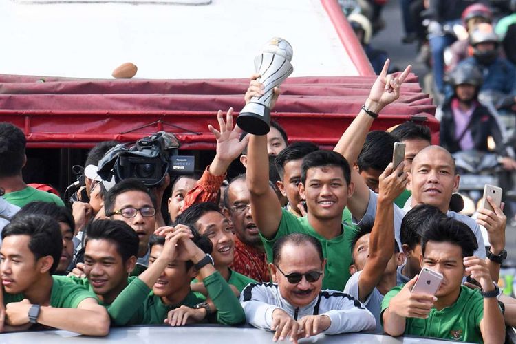 Pemain dan ofisial Timnas U-22 Indonesia menaiki bus tingkat ketika mengikuti konvoi menuju Istana Negara saat melintas di Jalan Sudirman, Jakarta, Kamis (28/2/2019). Konvoi timnas U-22 dari Hotel Sultan menuju Istana Negara itu digelar untuk merayakan keberhasilan skuat Garuda Muda menjuarai Piala AFF U-22 di Kamboja.