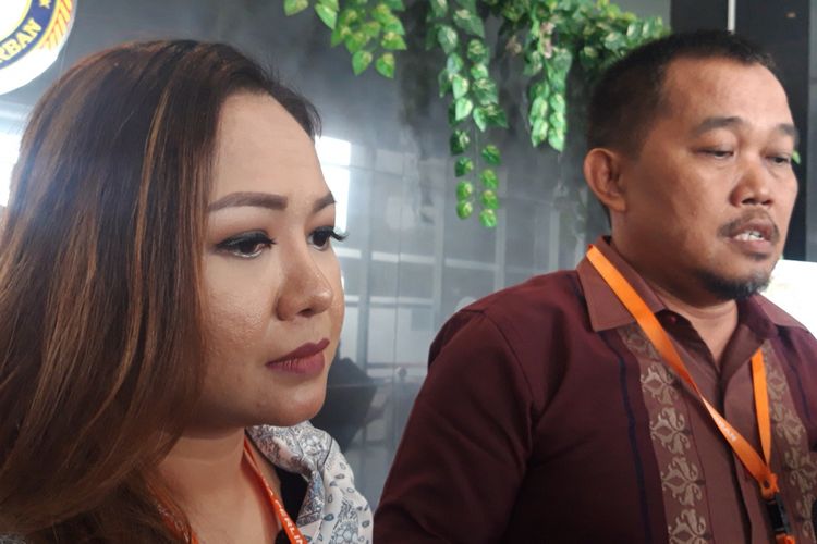 Eks Manager Persibara Banjarnegara Lasmi Indriyani dan Kuasa Hukumnya Boyamin Saiman saat mendatangi LPSK, Jumat (1/3/2019)