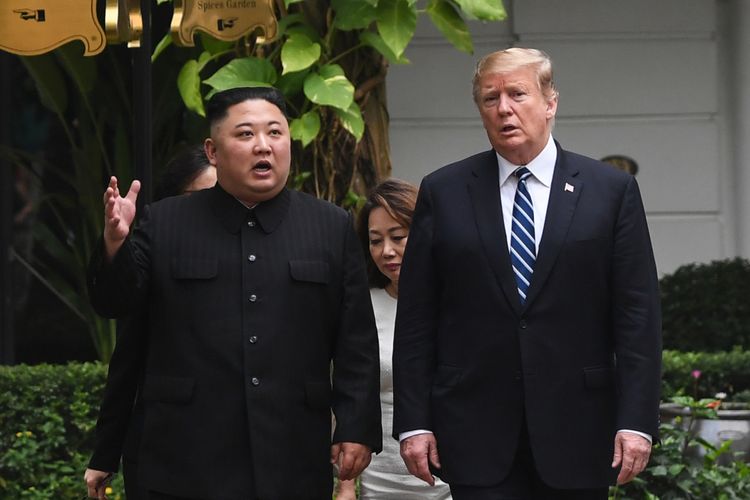 Pemimpin Korea Utara Kim Jong Un dan Presiden Amerika Serikat Donald Trump berjalan-jalan di tengah jeda pertemuan mereka di Hotel Metropole Hanoi, Vietnam, di hari kedua Kamis (28/2/2019).
