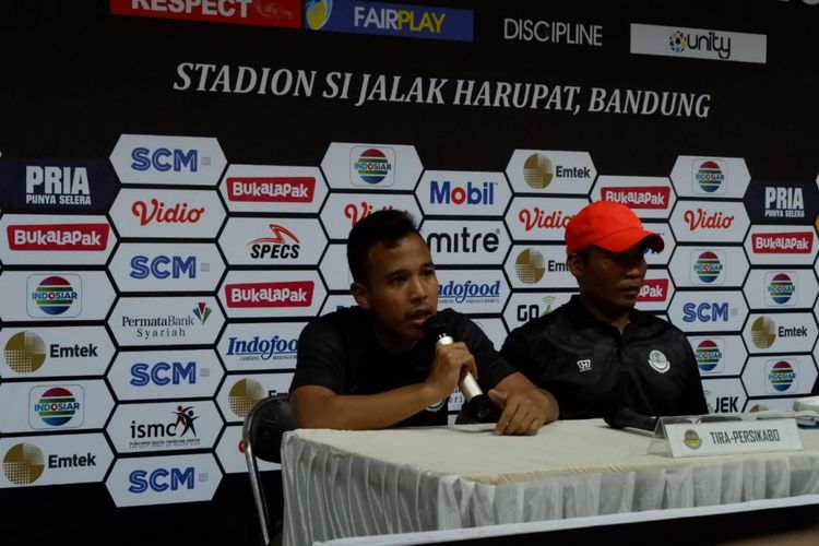 Asisten Pelatih TIRA Persikabo, Miftahudin, dan pemain Muhamad Guntur Triaji memberikan keterangan pers sesuai laga perdana Grup A Piala Presiden 2018 di Stadion Si Jalak Harupat, Sabtu (2/3/2019).