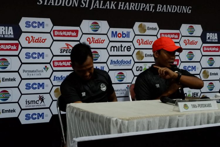 Asisten pelatih PS Tira-Persikabo, Miftahudin didampingi salah satu pemainnya, Muhamad Guntur Triaji usai laga pembuka Piala Presiden 2019 di Stadion Si Jalak Harupat, Soreang, Kabupaten Bandung, Sabtu (2/3/2019). PS Tira menang 2-1 atas Persib. 