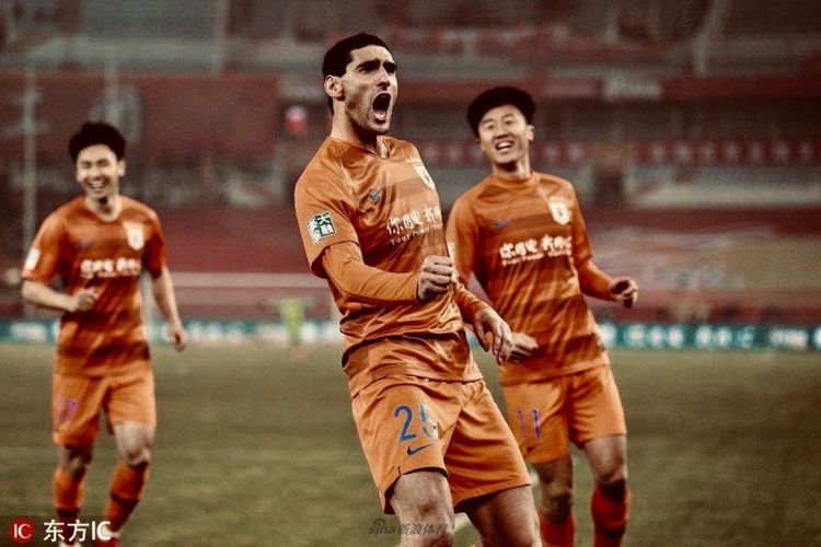 Pemain baru Shandung Luneng, Marouane Fellaini, merayakan gol yang dicetak dalam debutnya di Liga Super China.