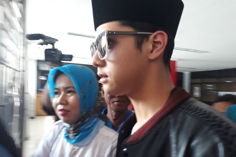 Achmad Alghazali usai menjenguk Ahmad Dhani di Rutan Medaeng, Sabtu (2/3/2019)