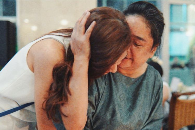 Artis peran dan penyanyi Mikha Tambayong memeluk ibundanya, Deva Malaihollo, yang mengidap penyakit autoimun.