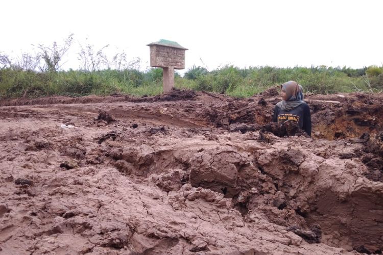 Lokasi jalan di Kecamatan Pulau Rimau, Kabupaten Banyuasin Sumatera Selatan dijadikan tempat obyek foto model.