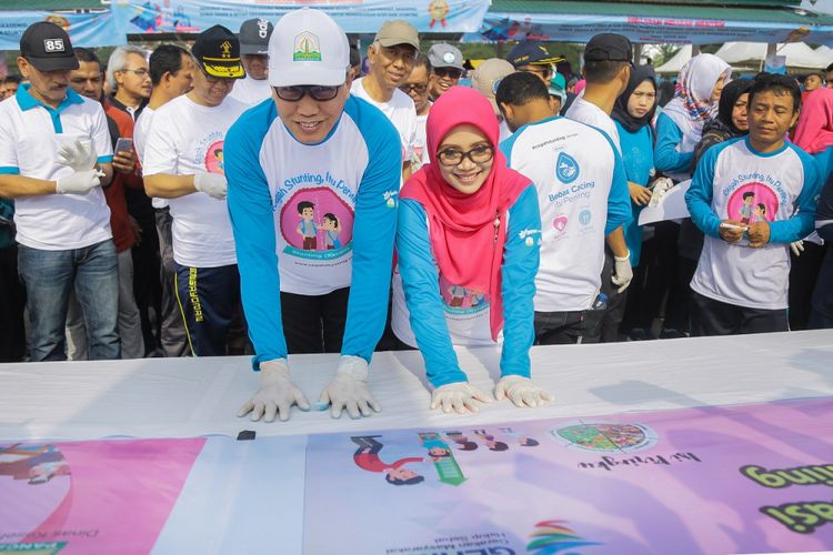 Plt Gubernur Aceh Nova Iriansyah dan isteri Dyah Erti Idawati melakukan stempel tangan sebagai bentuk deklaasi cegah stunting di Aceh. Kegiatan ini dilakukan di Lapangan Blang Padang Banda Aceh, Minggu (3/32019)