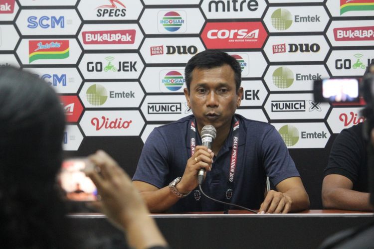 Pelatih Persita Tangerang Widodo C Putro saat konferensi pers usai dikalahkan Persela Lamongan 0-2 di Grup E Piala Presiden 2019 di Stadion Kanjuruhan, Kabupaten Malang, Senin (4/3/2019)