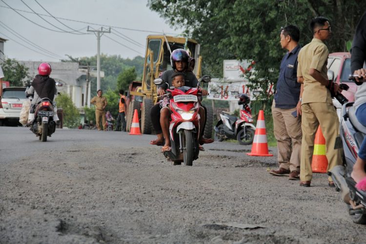 Direktorat Jenderal Bina Marga mendatangi lokasi jalan rusak yang viral di media sosial lantaran dijadikan tempat objek foto model di Kecamatan Batumarta, Kabupaten Ogan Komering Ulu (OKU), Sumatera Selatan, Senin (4/3/2019).
