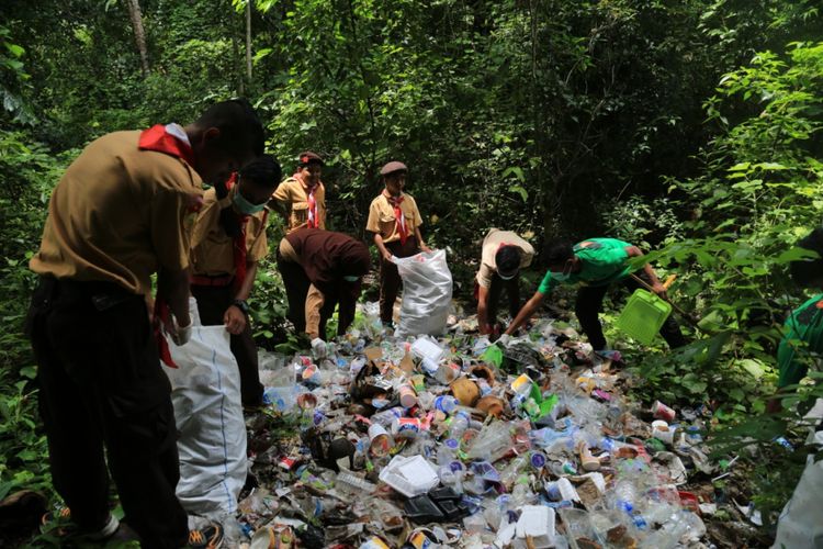 Anggota Pramuka Kabupaten Sumba Tengah, Nusa Tenggara Timur sedang memungut sampah plastik dan Non plastik di areal obyek wisata air terjun Lapopu, Desa Hatikuloku, Kecamatan Wanokaka, Senin (4/3/2019). 