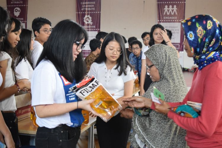 Siswa Binus School Serpong menggelar acara Charity Market diperuntukan bagi karyawan dan masyarakat sekitar sekolah di Sjuman Hall, Binus School Serpong, BSD Tangerang Selatan (15/2/2019).