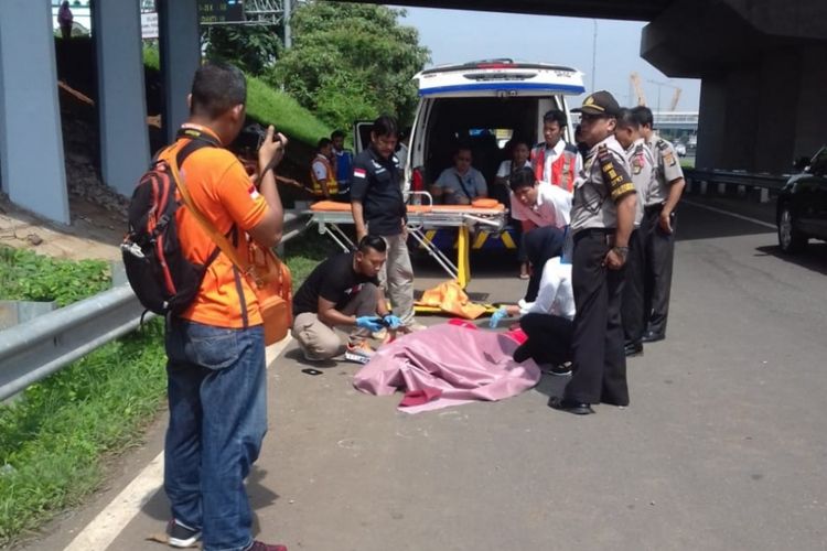 Polisi sedang mengevakuasi mayat laki-laki yabg ditemuka di ruas Tol Jakarta-Cikampek, Jatiwatingin, Pondok Gede, Kota Bekasi, Senin (4/3/2019).
