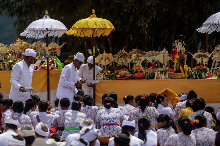 Prosesi upacara Melasti di Pura Ulun Danu Beratan di Desa Candikuning, Kabupaten Tabanan, Bali, Senin (4/3/2019). Upacara Melasti dilaksanakan dalam rangkaian perayaan Nyepi Tahun Baru Caka 1941 yang jatuh pada tanggal 7 maret 2019.