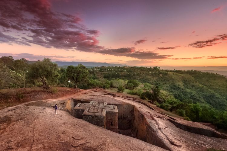 Gereja batu Lalibela, Ethiopia, merupakan peninggalan kuno yang masih digunakan untuk ibadah sampai saat ini.