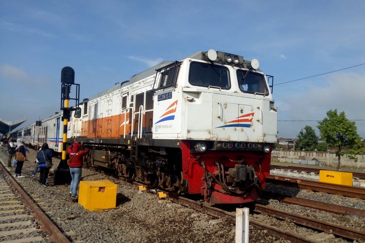 Kereta Api Sancaka reguler relasi Yogyakarta-Surabaya saat melintas jalur ganda di Stasiun Kemiri, Karanganyar,  Jawa Tengah, Selasa (5/3/2019).
