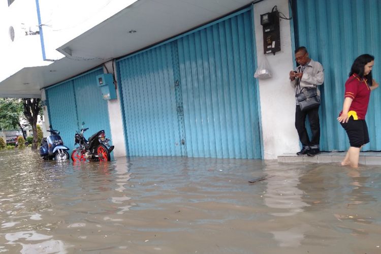 Salahsatu Toko yang di ruko Grosir Tekstil, Mangga Dua, Jakarta Utara yang terendam banjir, Selasa (5/3/2019)
