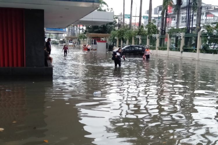 Suasana banjir di Ruko Grosir Tekstil, Mangga Dua, Jakarta Utara, Selasa (5/3/2019)