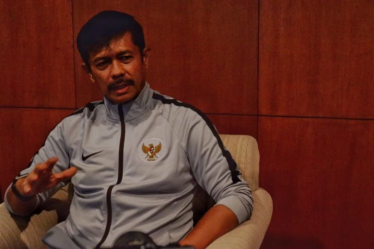 Ekspresi pelatih tim nasional U-23 Indonesia, Indra Sjafri, dalam wawancara eksklusif dengan Kompas.com di Jakarta, Selasa (5/3/2019).