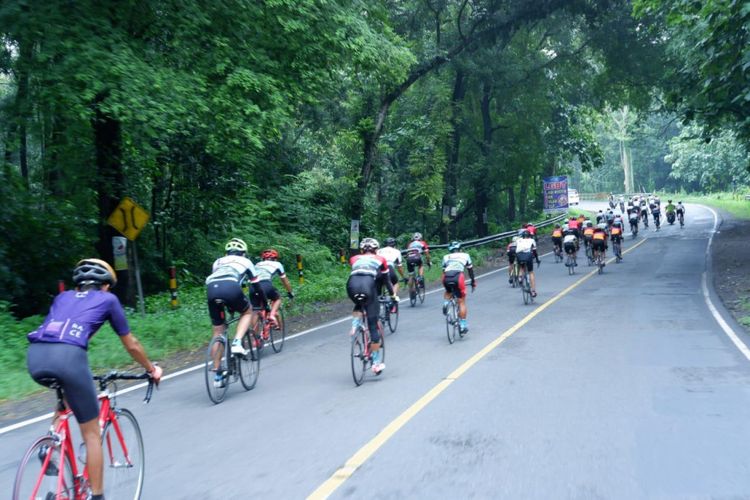 Sebanyak 50 orang pesepeda yang mengikuti kegiatan Jelajah Trans Jawa sepanjang 900 Km tiba di Kabupaten Semarang, Jawa Tengah, Selasa (5/3/2018). 
