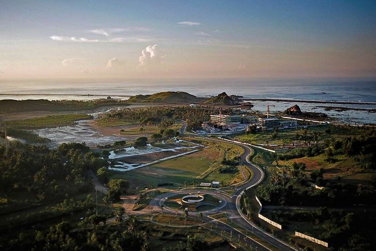 Foto udara proyek pengembangan pesisir Mandalika yang diusulkan menjadi lokasi balapan sepeda motor MotoGP dengan sirkuit jalan yang dibangun khusus, di Mandalika, selatan Lombok, Sabtu (23/2/2019). Kembalinya MotoGP ke Indonesia setelah lebih dari dua dekade dan menggunakan lokasi di Pulau Lombok diharapkan dapat menghidupkan kembali ekonomi dan pariwisata pulau tersebut yang sempat dilanda gempa bumi dahsyat, 2018 lalu.