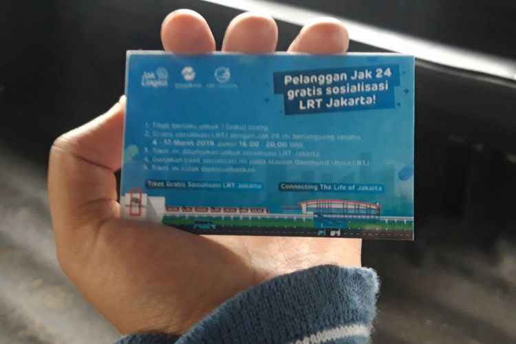 Kartu uji coba LRT Jakarta yang diberikan kepada penumpang Jak 24