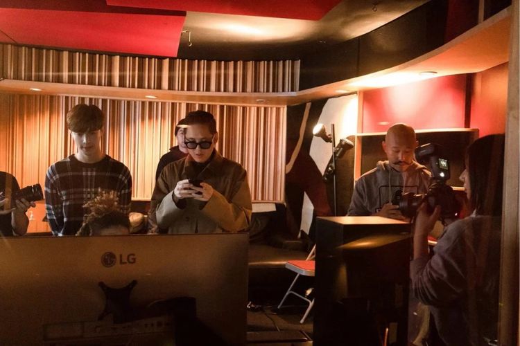 Far East Movement dan Lay EXO dalam sebuah studio musik.