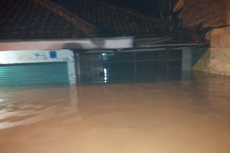 Tampak banjir merendam rumah warga di Kabupaten Bandung.