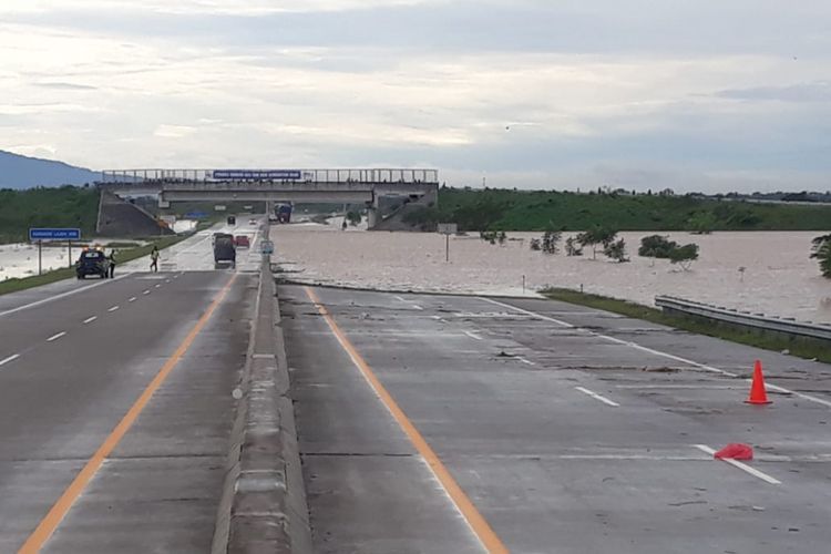 Banjir terjadi di Simpang Susun Madiun KM KM 604+000 Jalan Tol Ngawi Kertosono